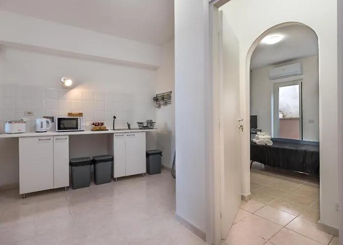 Travelershome 170 Station Street 3*